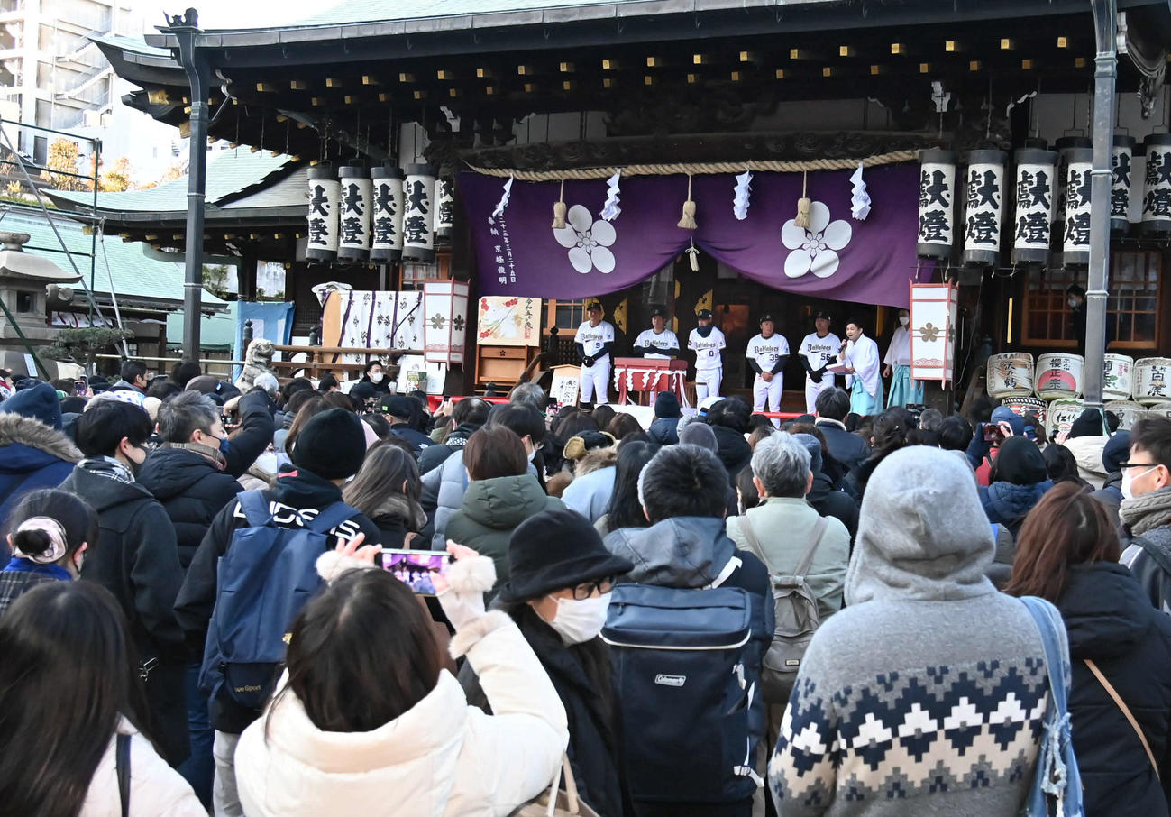 多くのオリックスファンが集まった大阪天満宮での福玉行事（撮影・石井愛子）