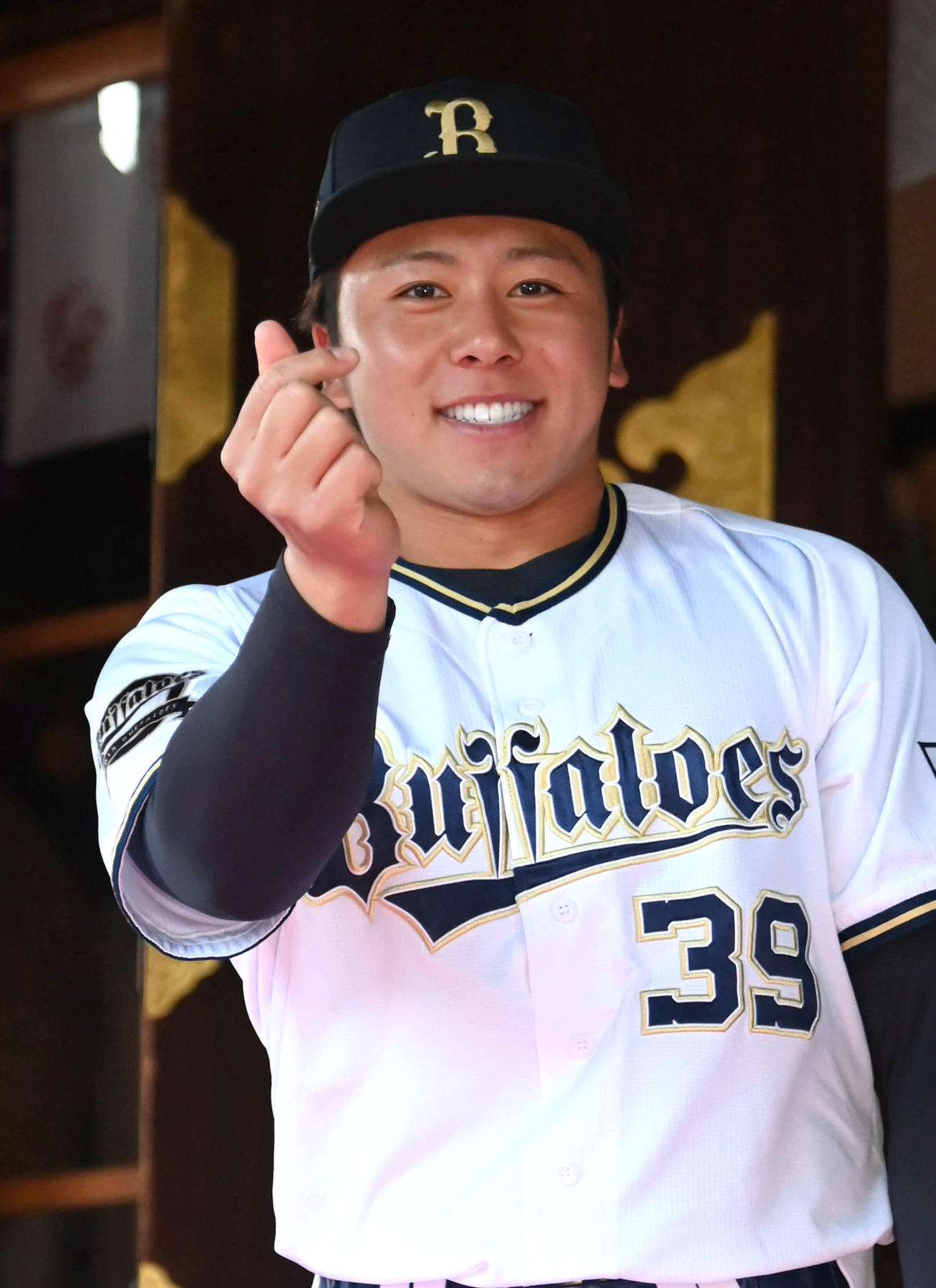 笑顔で指ハートをするオリックス池田（撮影・石井愛子）