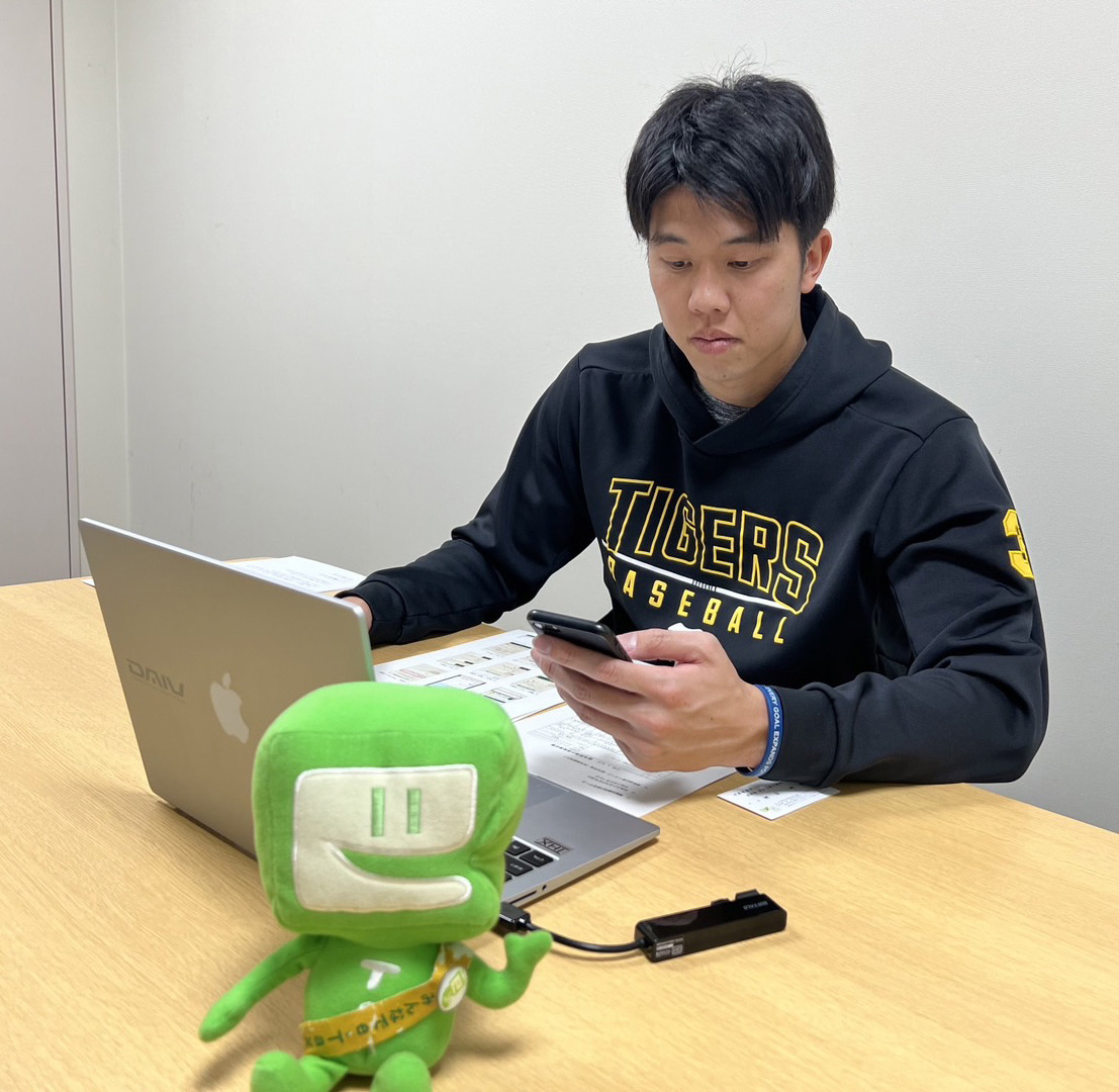 大阪国税局主催の「e－Taxを利用したスマホでの確定申告PR」イベントにリモート出演した阪神才木（球団提供）