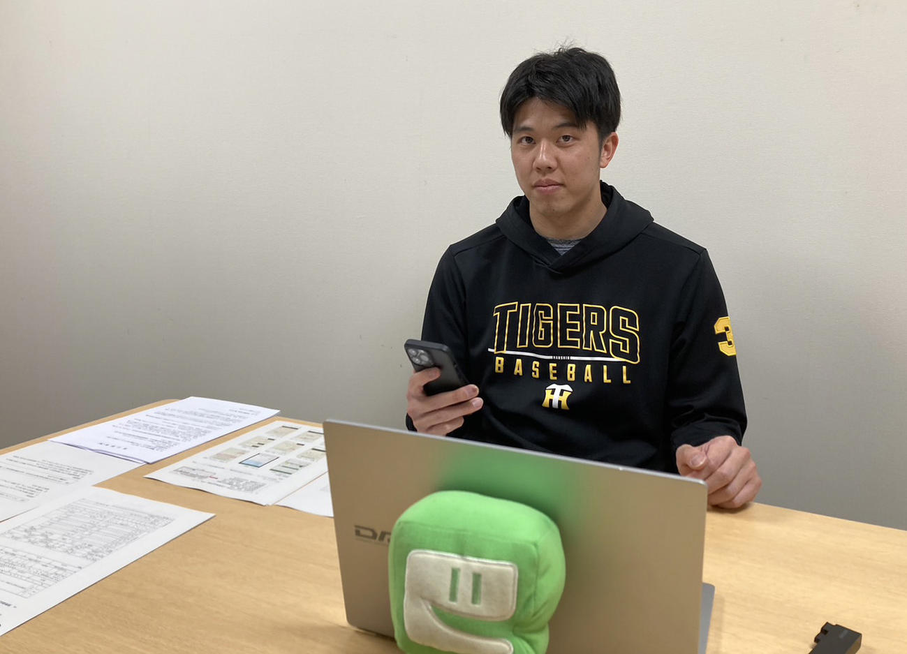 大阪国税局主催の「e－Taxを利用したスマホでの確定申告PR」イベントにリモート出演した阪神才木（球団提供）