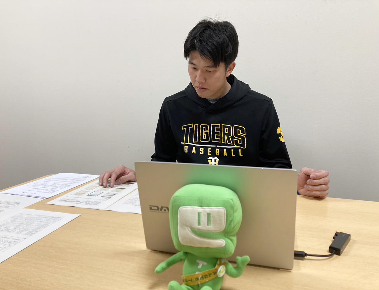 大阪国税局主催の「e－Taxを利用したスマホでの確定申告PR」イベントにリモート出演した阪神才木（球団提供）