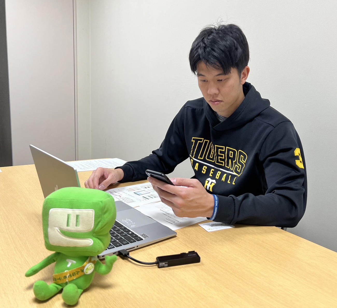 大阪国税局主催の「e－Taxを利用したスマホでの確定申告PR」イベントにリモート出演した阪神才木（球団提供）