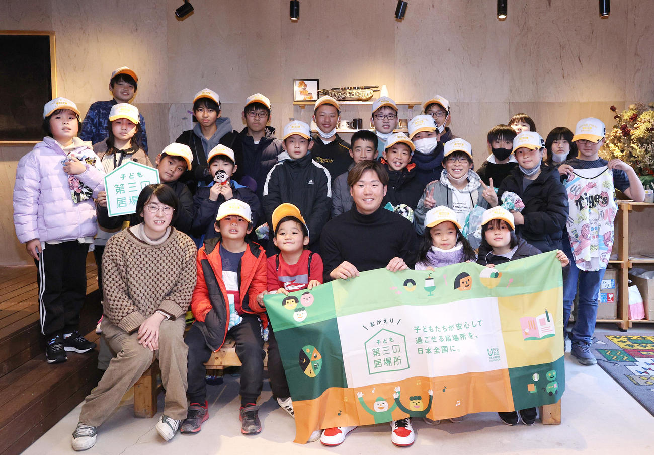 子どもたちと記念撮影する阪神西勇（撮影・上山淳一）