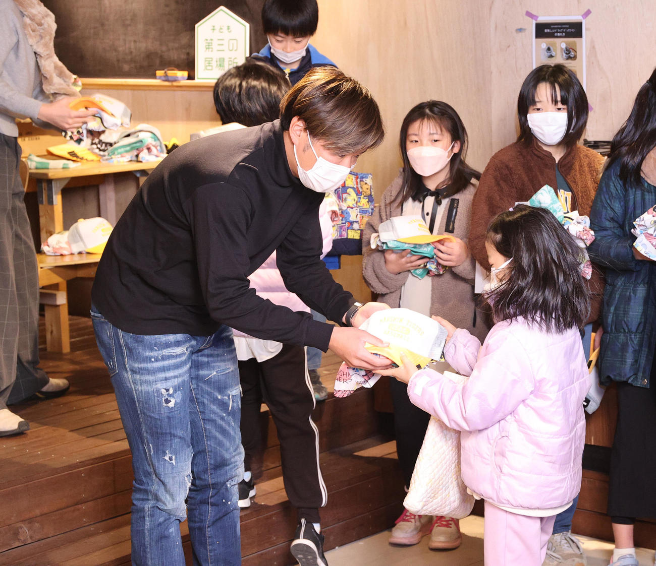子どもたちにプレゼントを渡す阪神西勇（撮影・上山淳一）