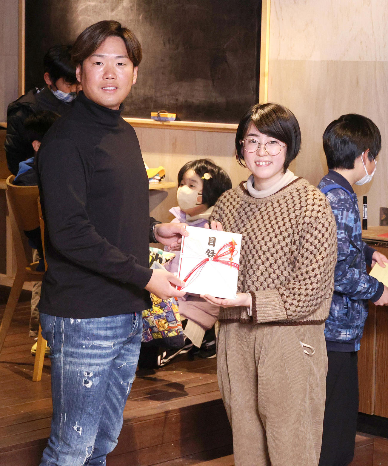 阪神西勇輝（左）は目録を渡す（撮影・上山淳一）