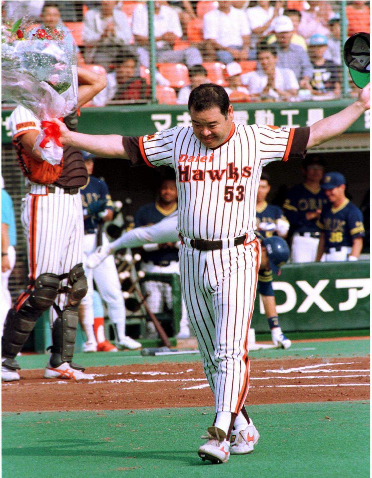 91年9月、2500試合出場をし花束を受けるダイエー門田