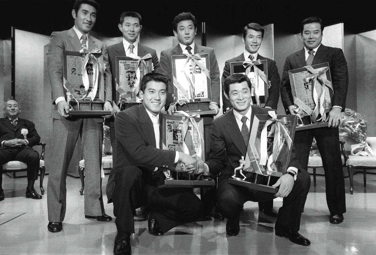 81年11月、日刊スポーツ年間三賞の表彰　前列左から原辰徳、石毛宏典、後列左から山本浩二、江川卓、江夏豊、福本豊、門田博光