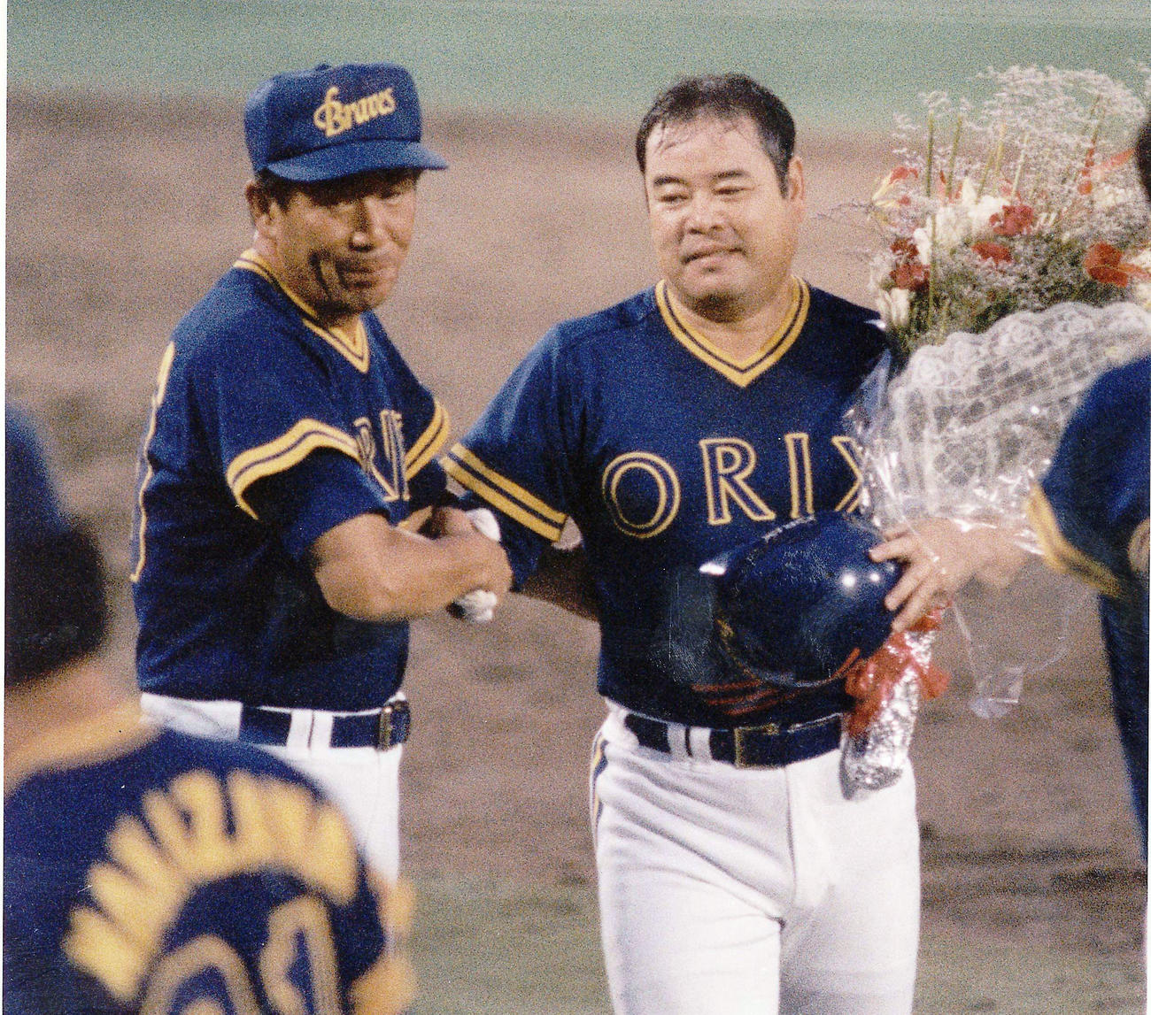 近鉄対オリックス15回戦　3回表、小野和義から右中間へ通算500号本塁打を放ち、上田利治監督と握手を交わす門田博光（撮影・田中光文）＝1989年8月15日、藤井寺球場