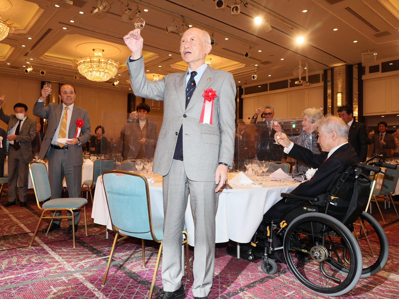 「岡田彰布監督就任激励会」で乾杯する左から岡田監督、洋子夫人、阪急阪神HD角会長、京都大学名誉教授の本庶佑氏（撮影・加藤哉）