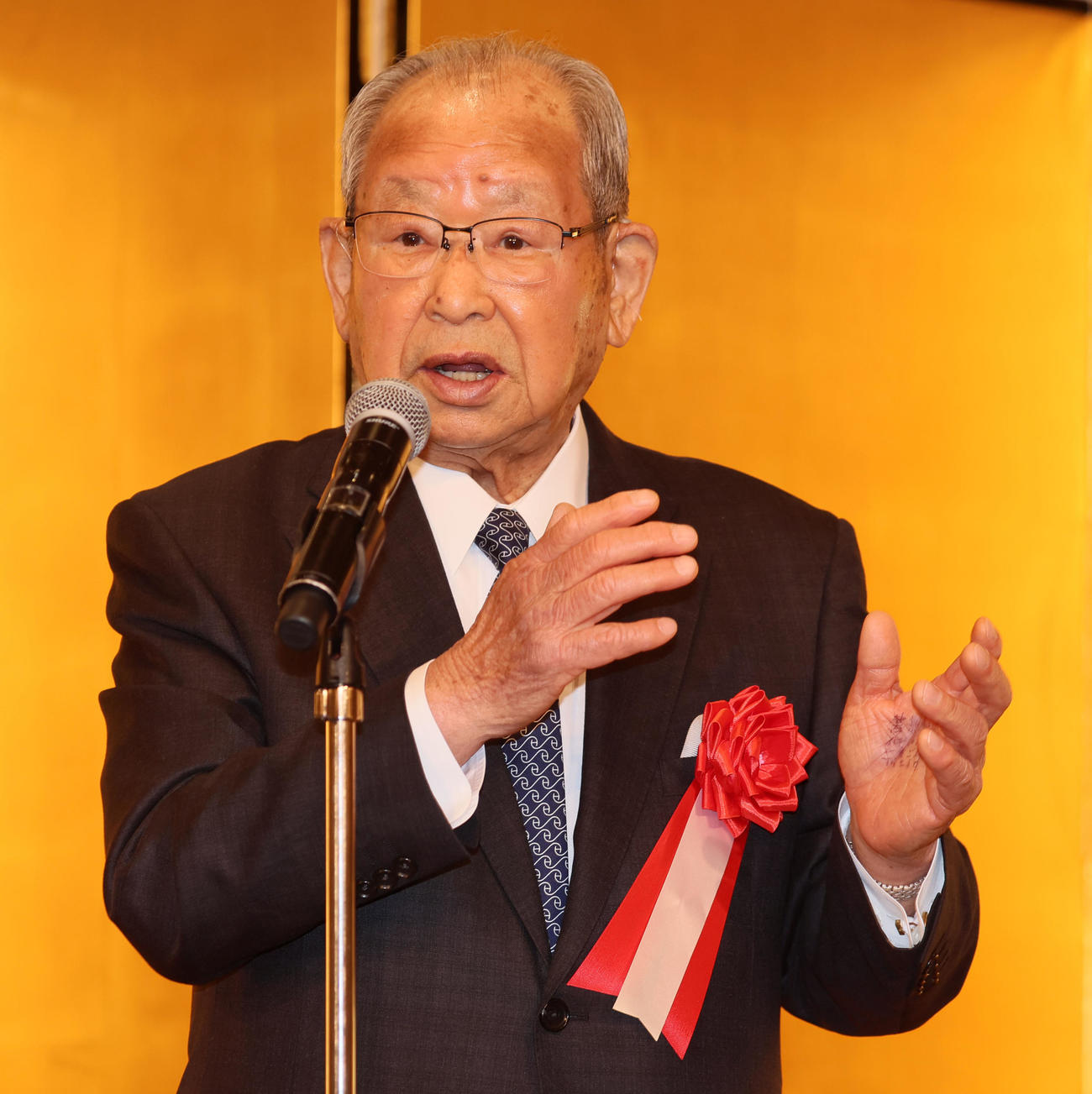 「岡田彰布監督就任激励会」であいさつする日刊スポーツ評論家の吉田氏（撮影・加藤哉）