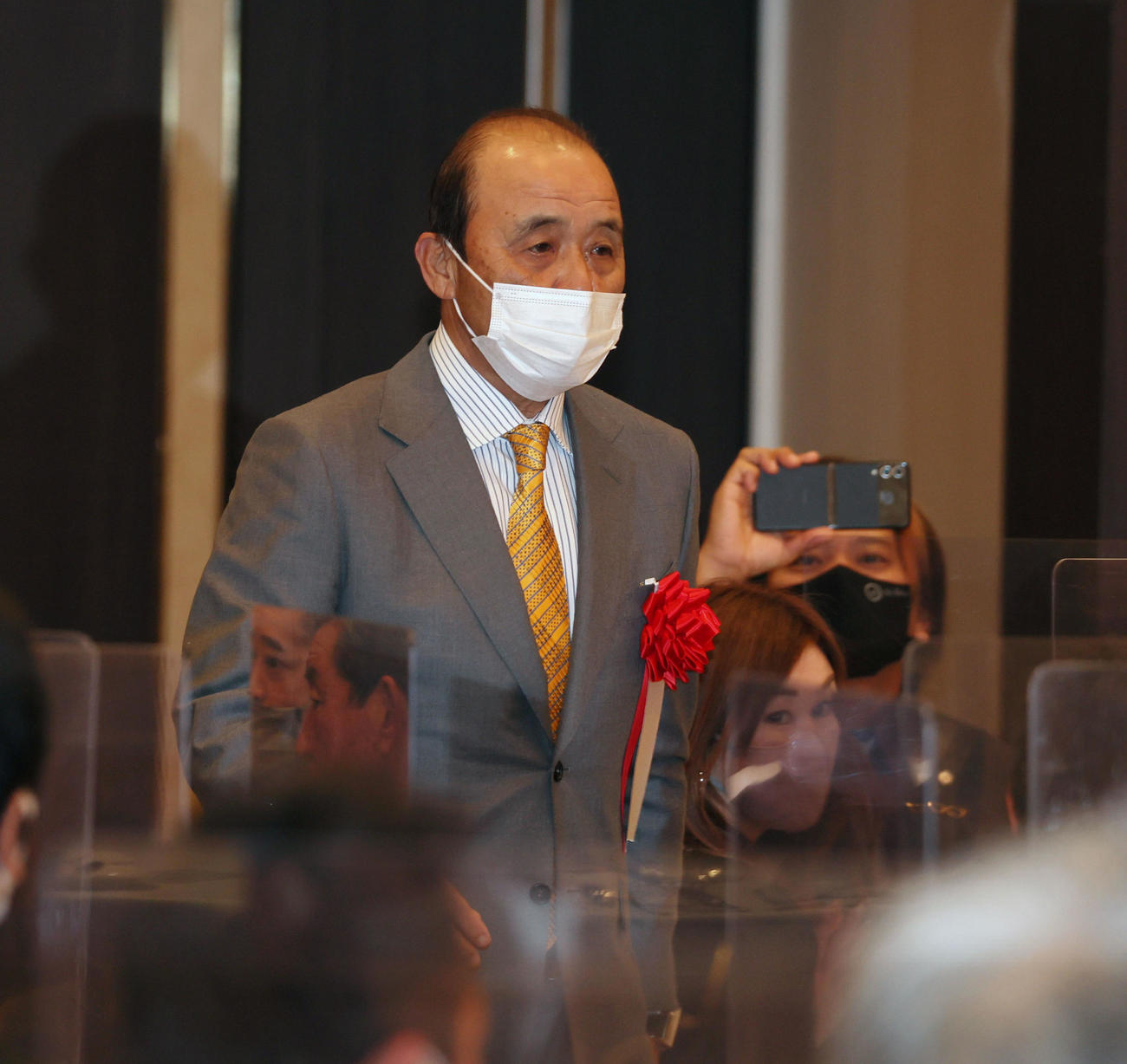 「岡田彰布監督就任激励会」で会場に入る岡田監督（（撮影・加藤哉）