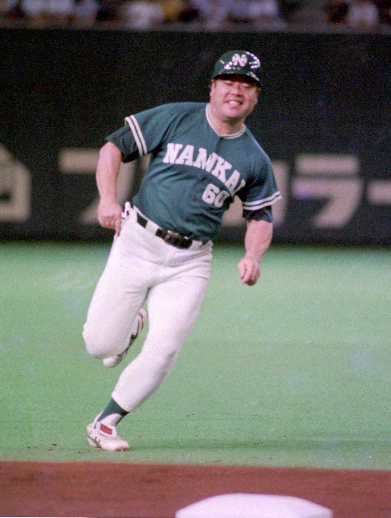 1988年8月19日、元気いっぱいに三塁をまわる門田