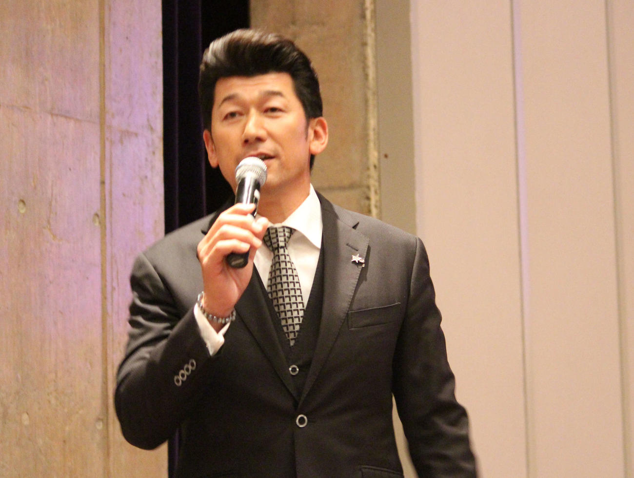 新潟市内でトークショーを開催したDeNA三浦監督（撮影・久保賢吾）