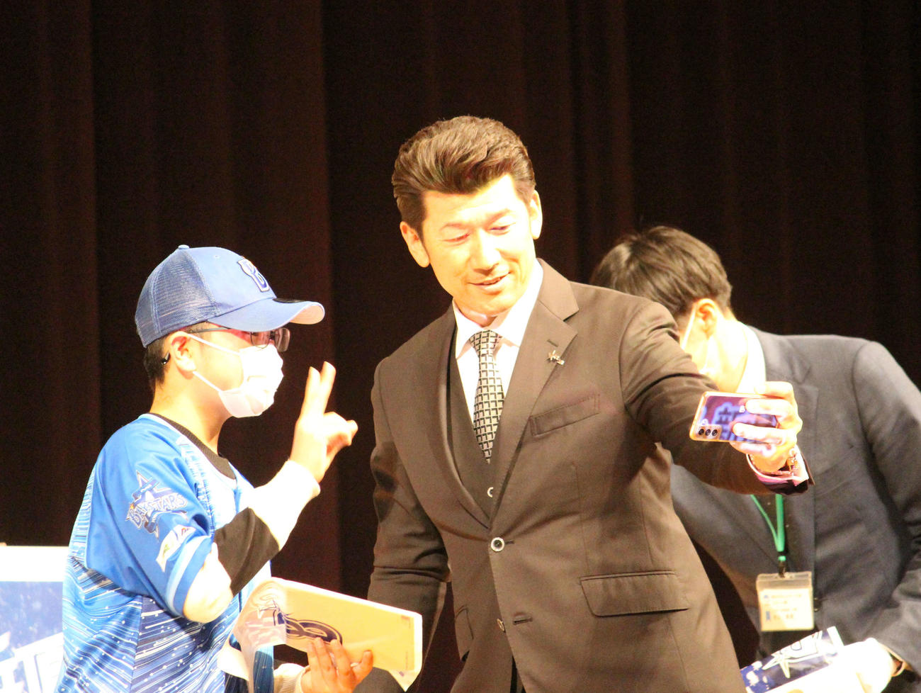 お楽しみ抽選会の当選者と番長フレームで記念撮影するDeNA三浦監督（撮影・久保賢吾）