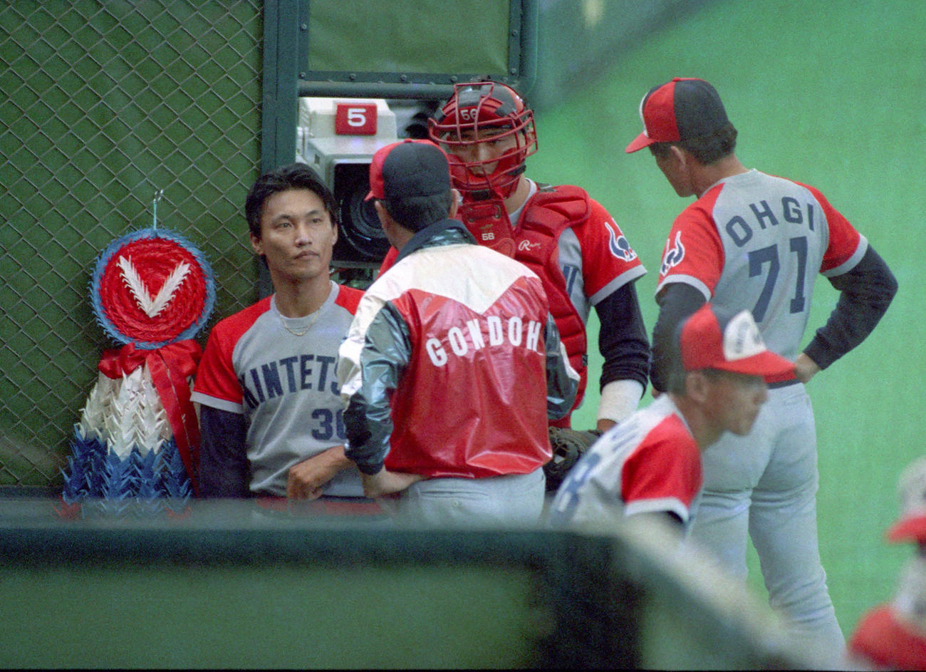 89年、巨人との日本シリーズで加藤哲（左）、光山のバッテリーと話し合う仰木監督（右）と権藤コーチ（手前中央）