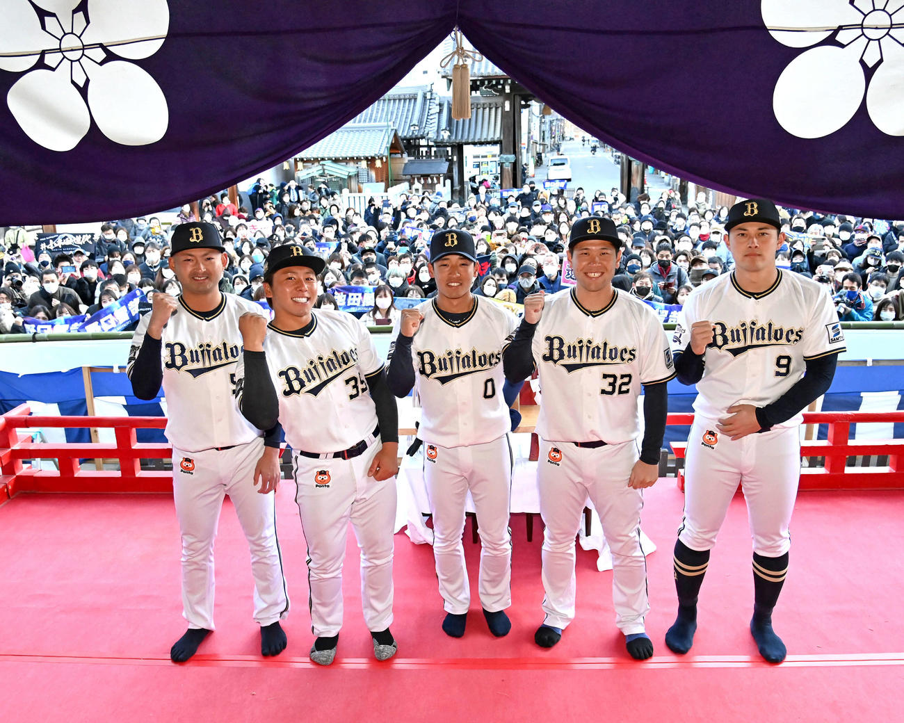 大阪天満宮「初天神梅花祭　福玉行事」に参加する左からオリックス小木田、池田、渡部、福永、野口（撮影・石井愛子）