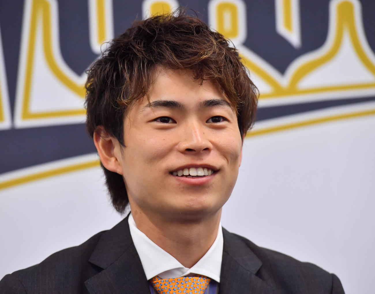 現状維持で契約更改を終え、笑顔で会見するオリックス山岡（撮影・和賀正仁）