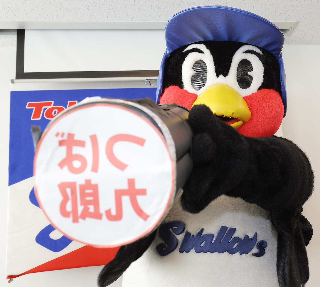 契約更改を行ったヤクルトのマスコット「つば九郎」（代表撮影）