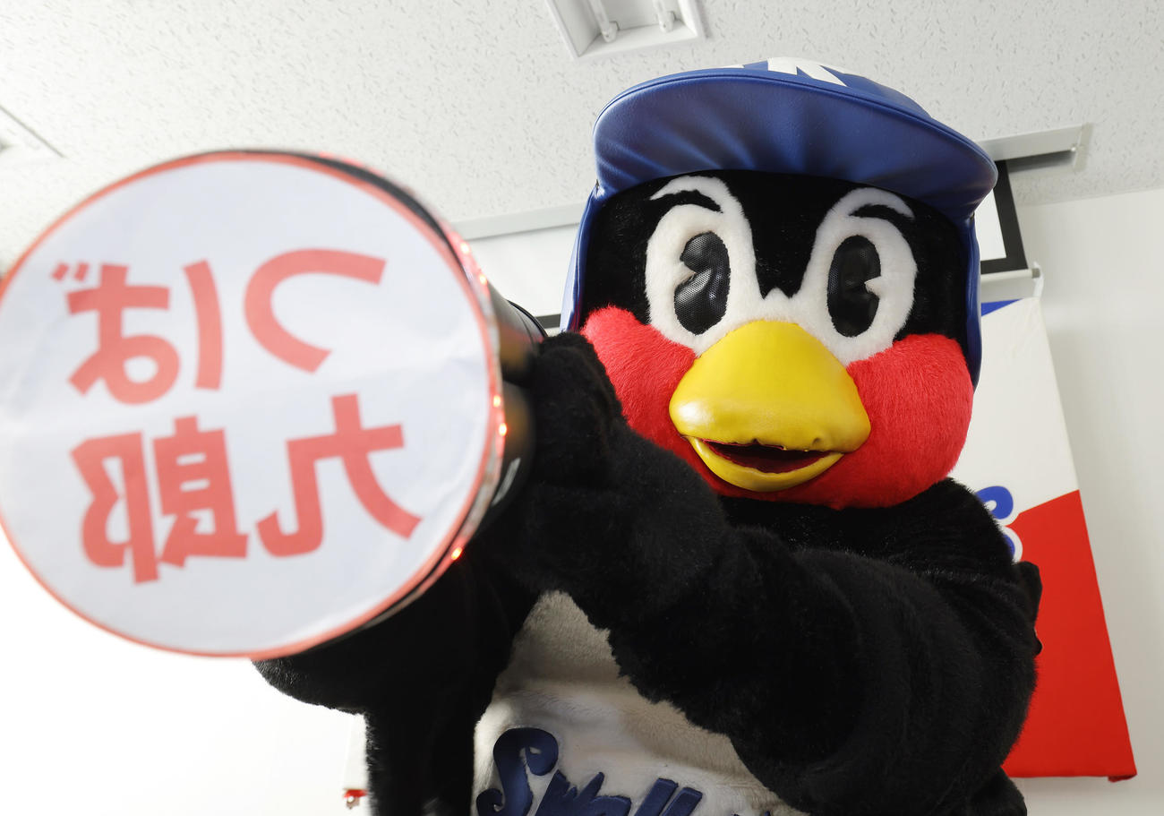 契約更改を行ったヤクルトのマスコット「つば九郎」（代表撮影）