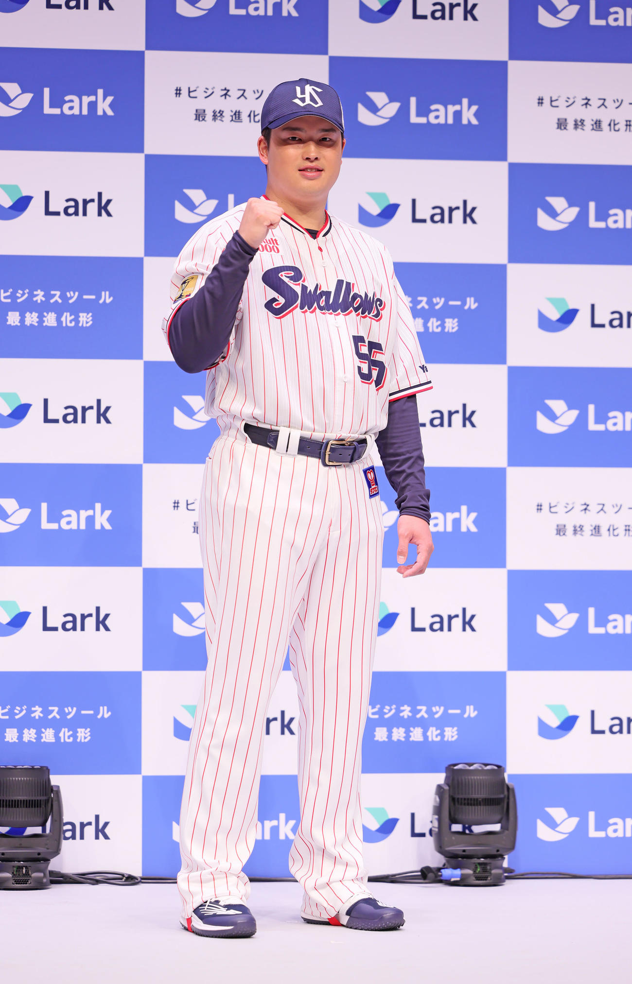 「Lark」新CM発表会に登場したヤクルト村上（撮影・足立雅史）