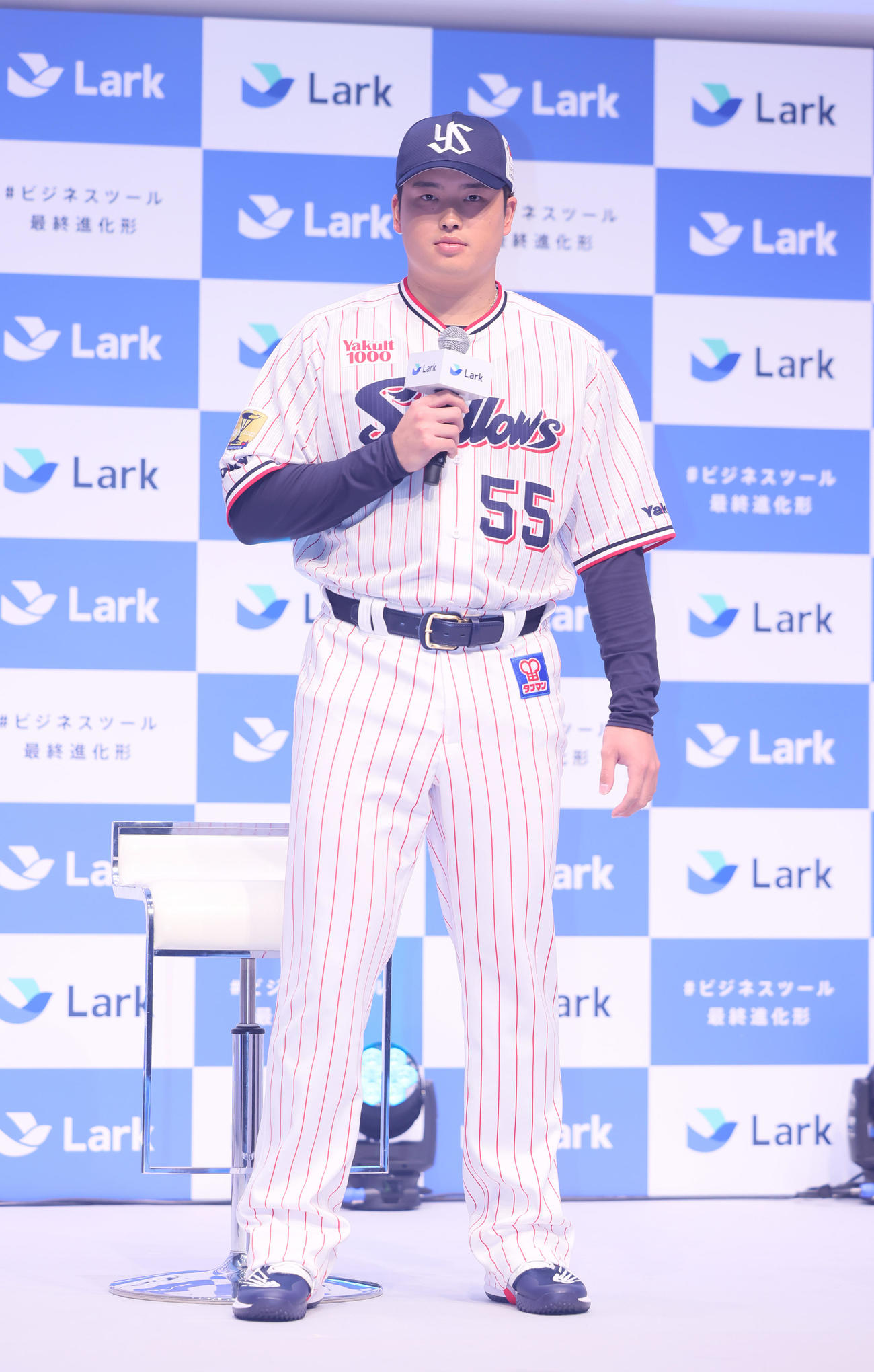 「Lark」新CM発表会に登場したヤクルト村上（撮影・足立雅史）
