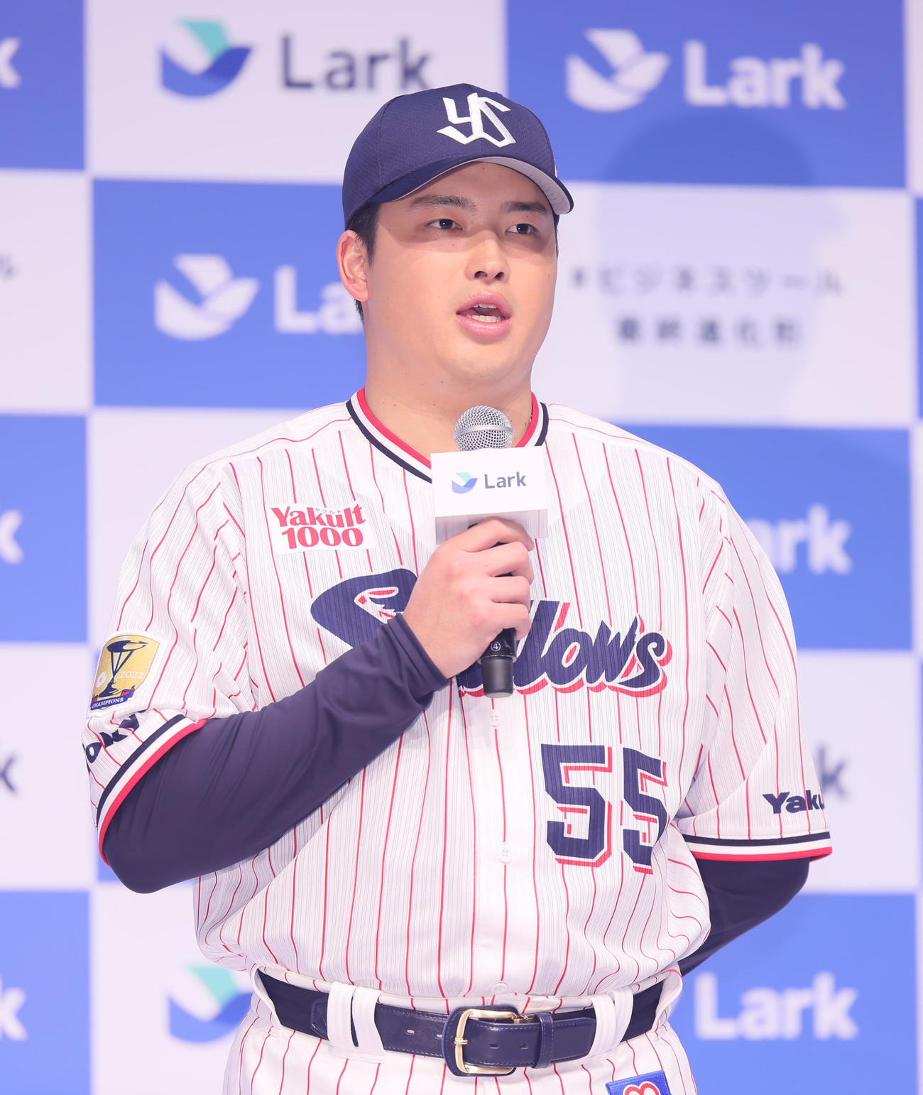 「Lark」新CM発表会に登場したヤクルト村上（撮影・足立雅史）