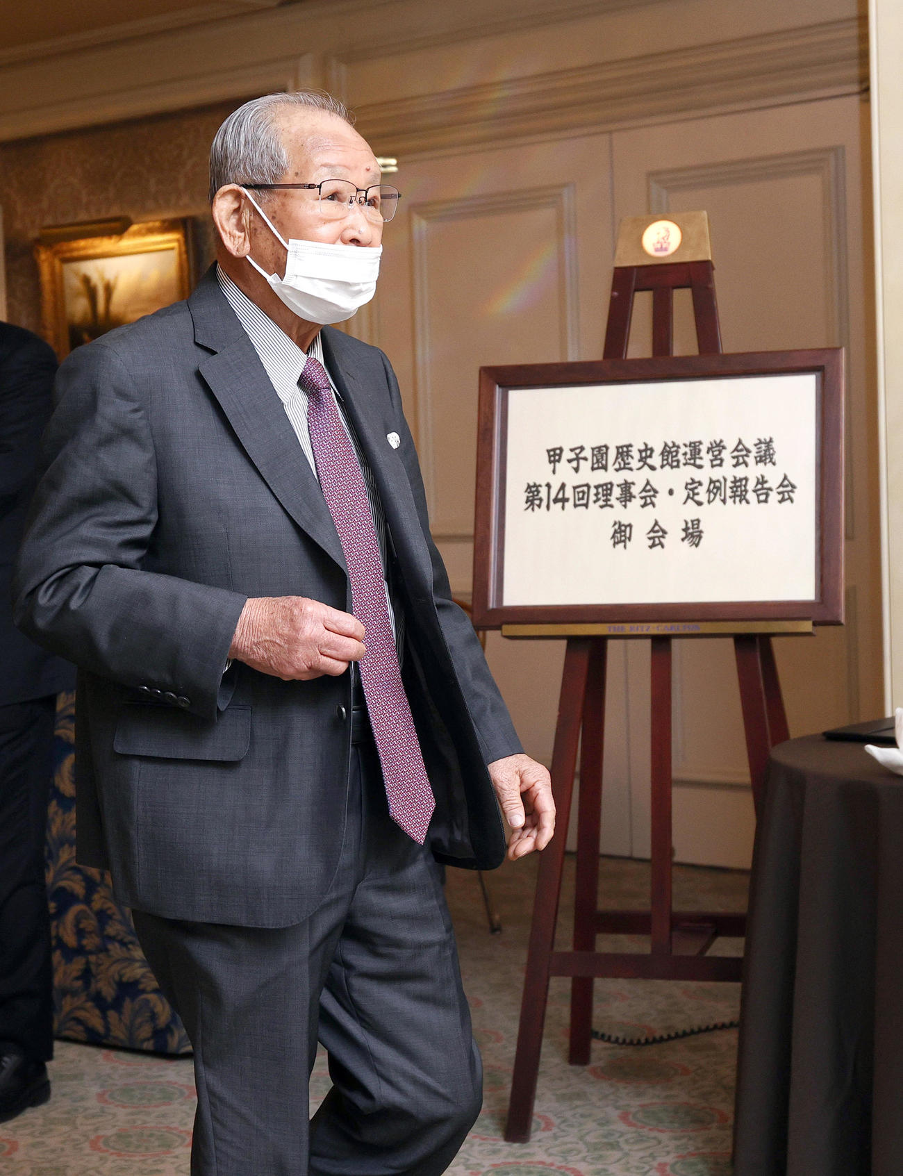 「甲子園歴史館運営会議」を終え会場を後にする吉田氏（撮影・上山淳一）