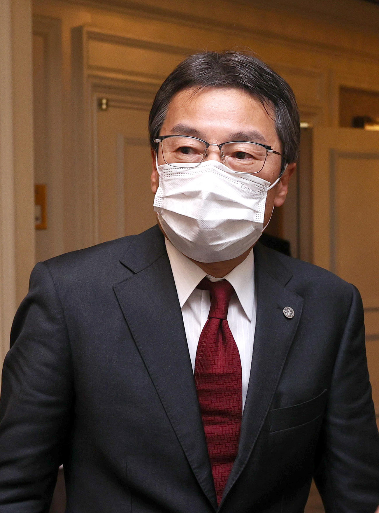 「甲子園歴史館運営会議」を終え報道陣に話す阪神百北社長（撮影・上山淳一）