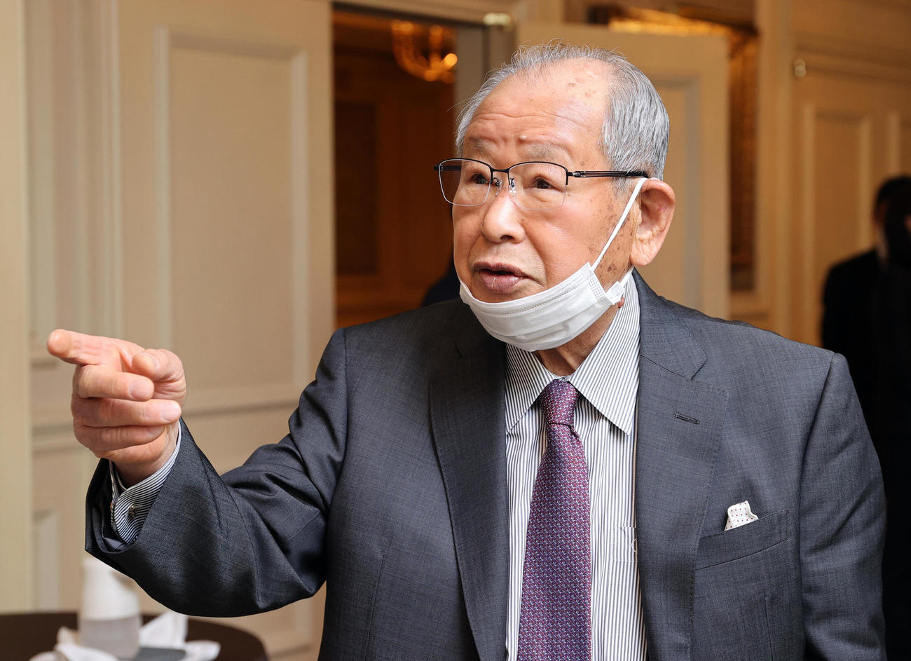「甲子園歴史館運営会議」を終え報道陣に話す吉田氏（撮影・上山淳一）
