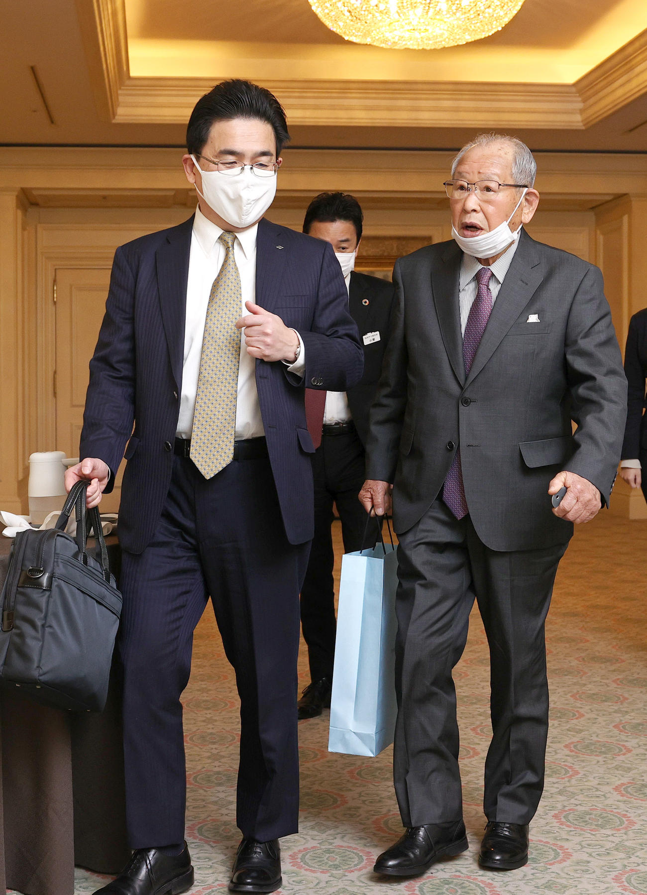 「甲子園歴史館運営会議」を終えた吉田氏（右）は会場を後にする（撮影・上山淳一）