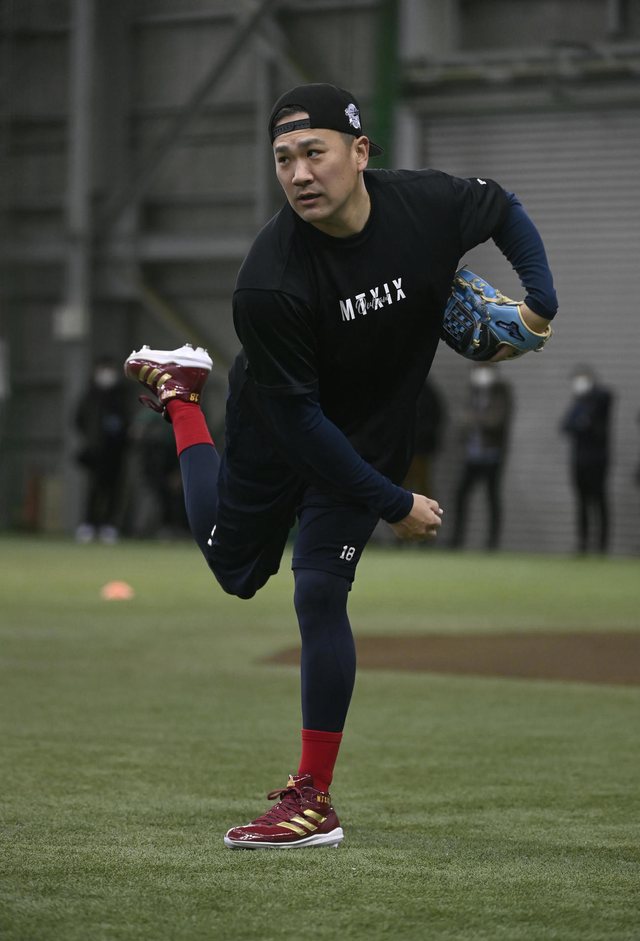 室内練習場で入念にキャッチボールを行う楽天田中将（代表撮影）
