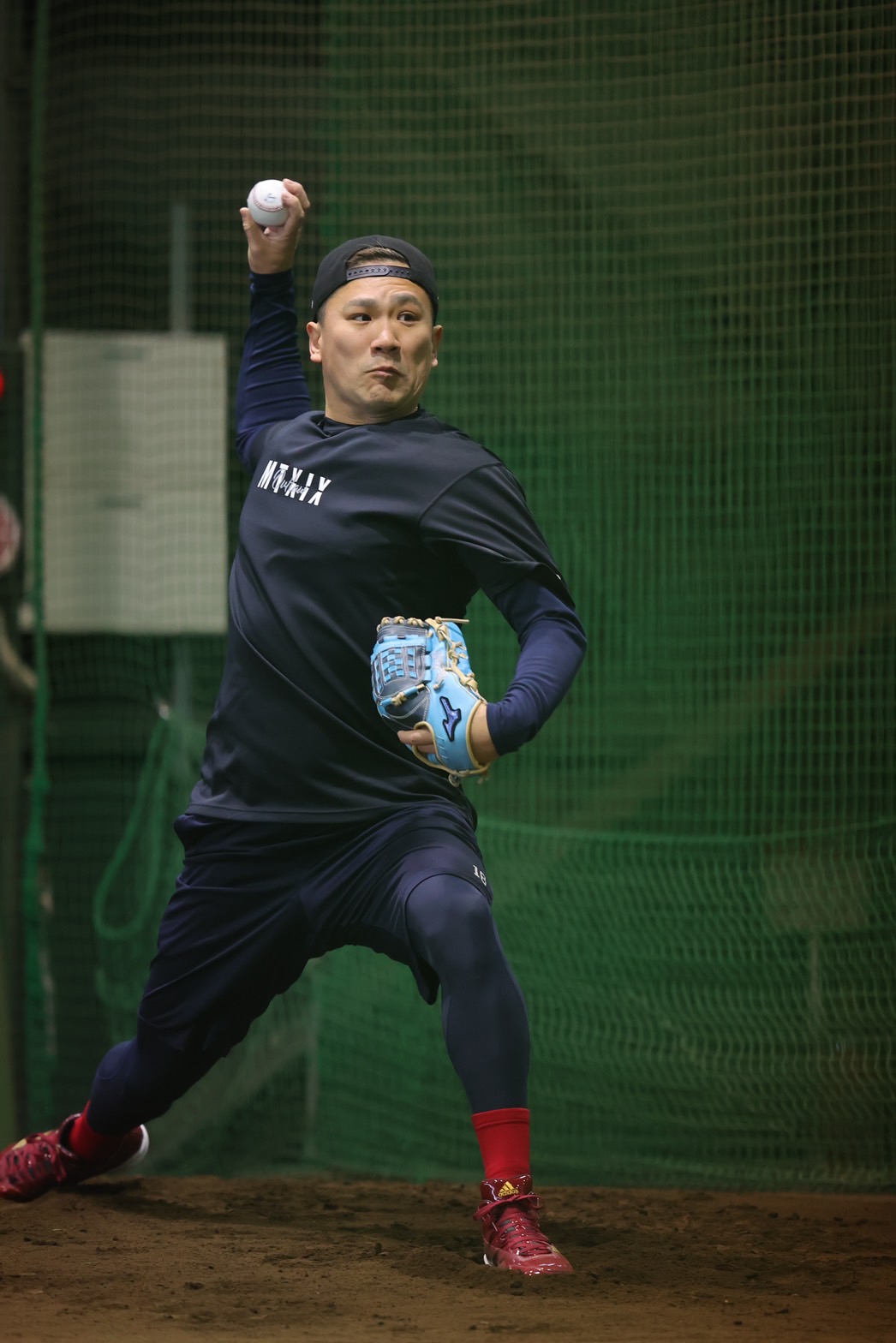 室内練習場のブルペンで投げ込む楽天田中将（代表撮影）