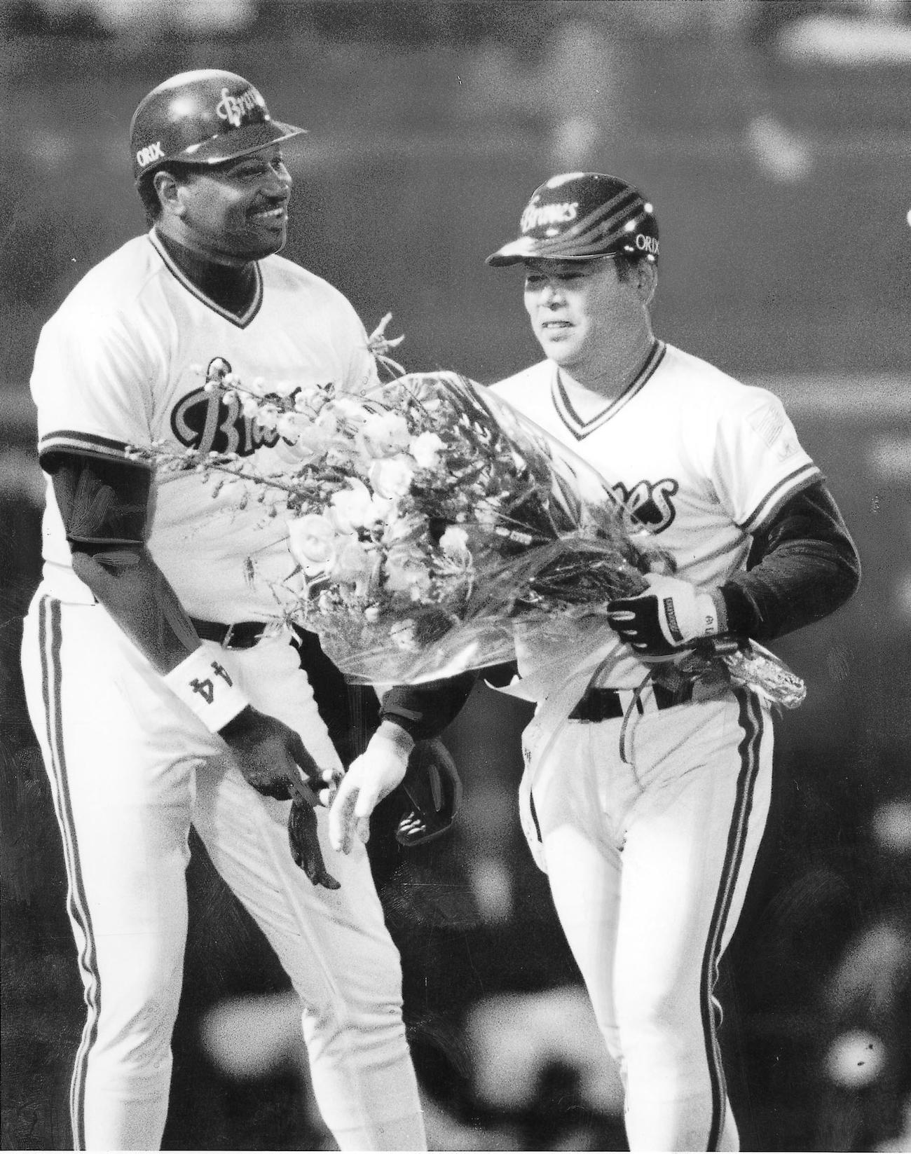 オリックス対ダイエー　1回裏オリックス2死一塁、門田博光はプロ入り通算1501打点を記録する右越え2点本塁打を放ち、花束を手にブーマー・ウエルズの祝福を受ける（1990年4月11日撮影）