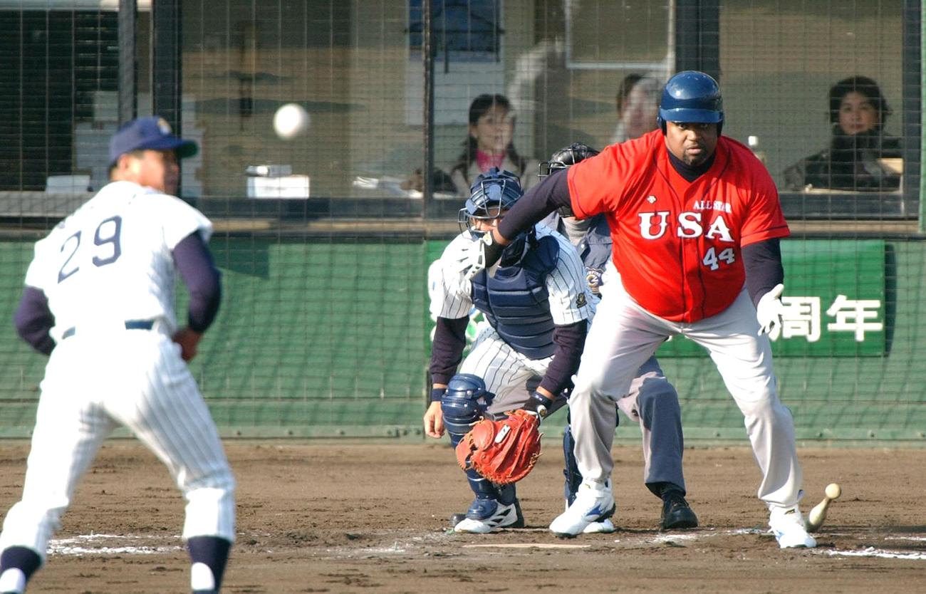 2002年12月1日　日米OBドリームゲーム　名球会対米選抜　6回表米選抜1死三塁、ブーマー・ウェルズは中前適時打を放つ　投手は村田兆治