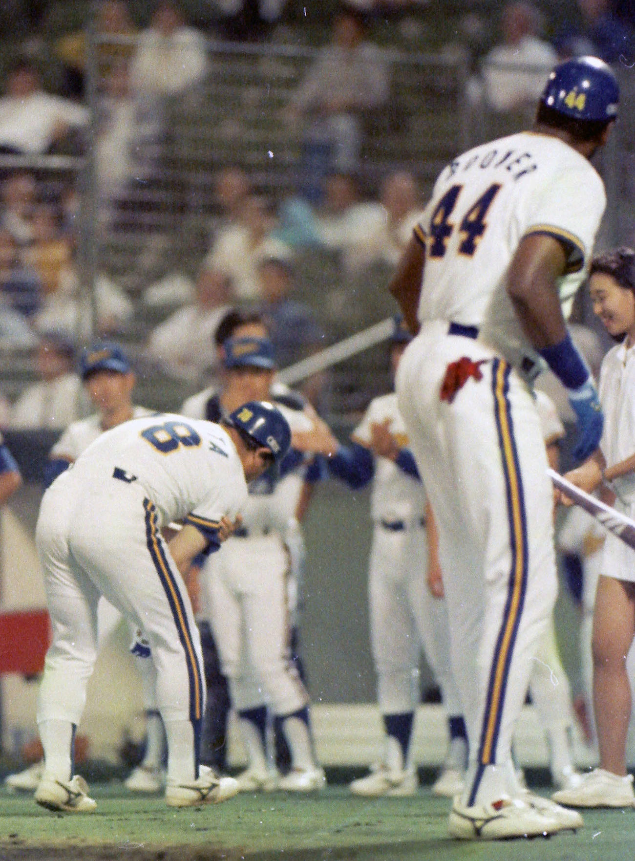 89年9月、ダイエー対オリックス　3回裏オリックス2死、左越え本塁打を放った門田さん（左）はブーマーとハイタッチをした際に右肩を脱臼し険しい表情を見せる
