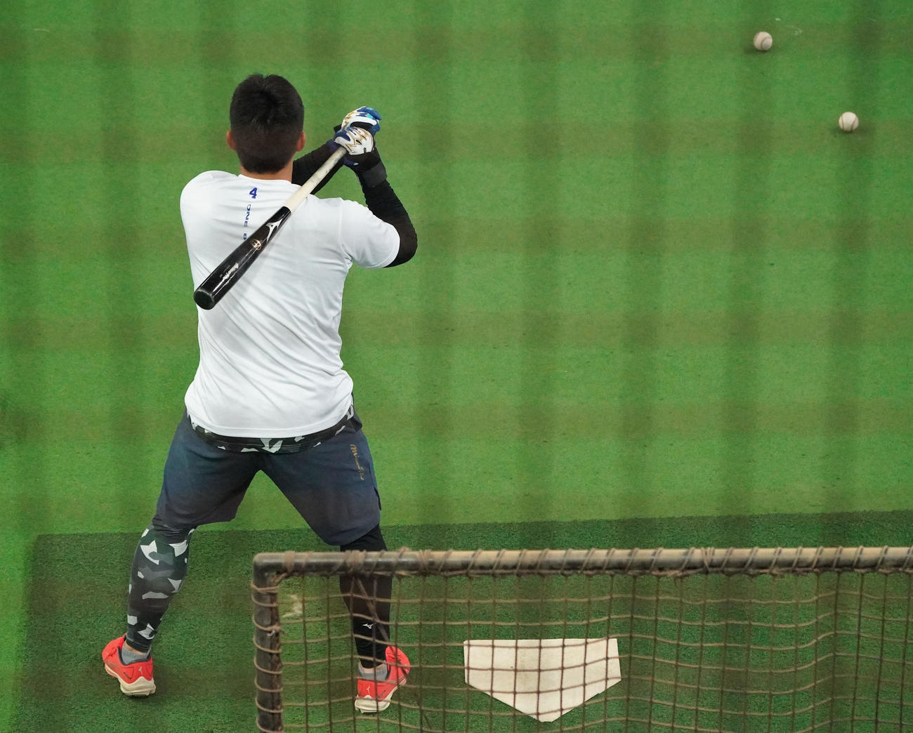 昨年末に作成したバットで打撃練習をする鵜飼（撮影・森本幸一）