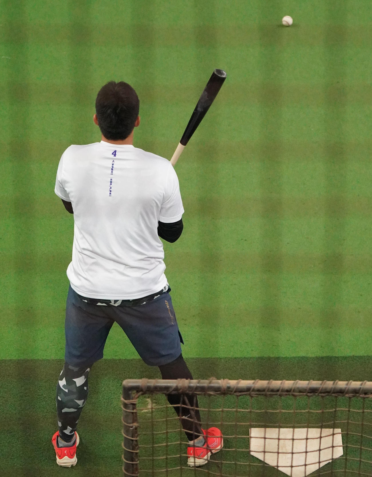 昨年末に作成したバットで打撃練習をする鵜飼（撮影・森本幸一）