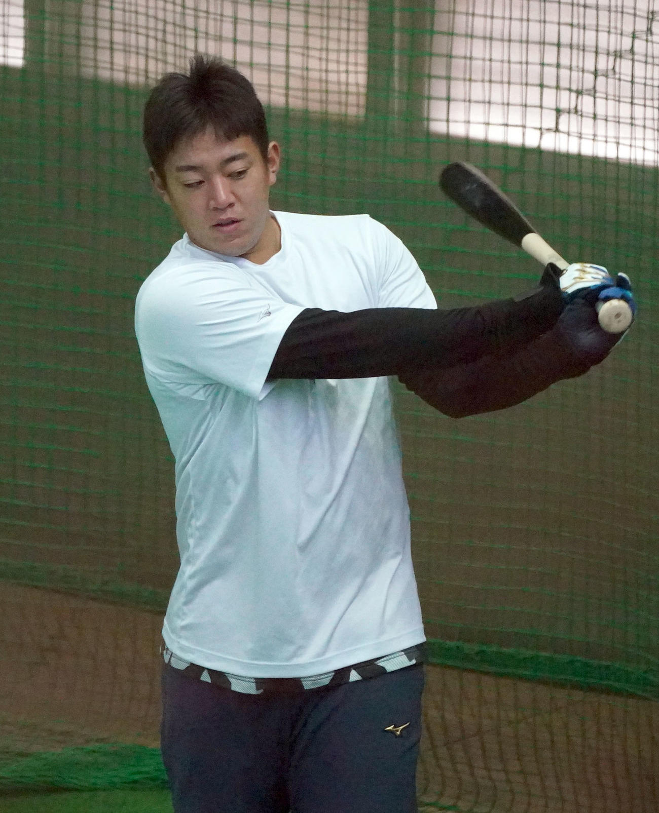 昨年末に作成したバットで打撃練習をする鵜飼（撮影・森本幸一）
