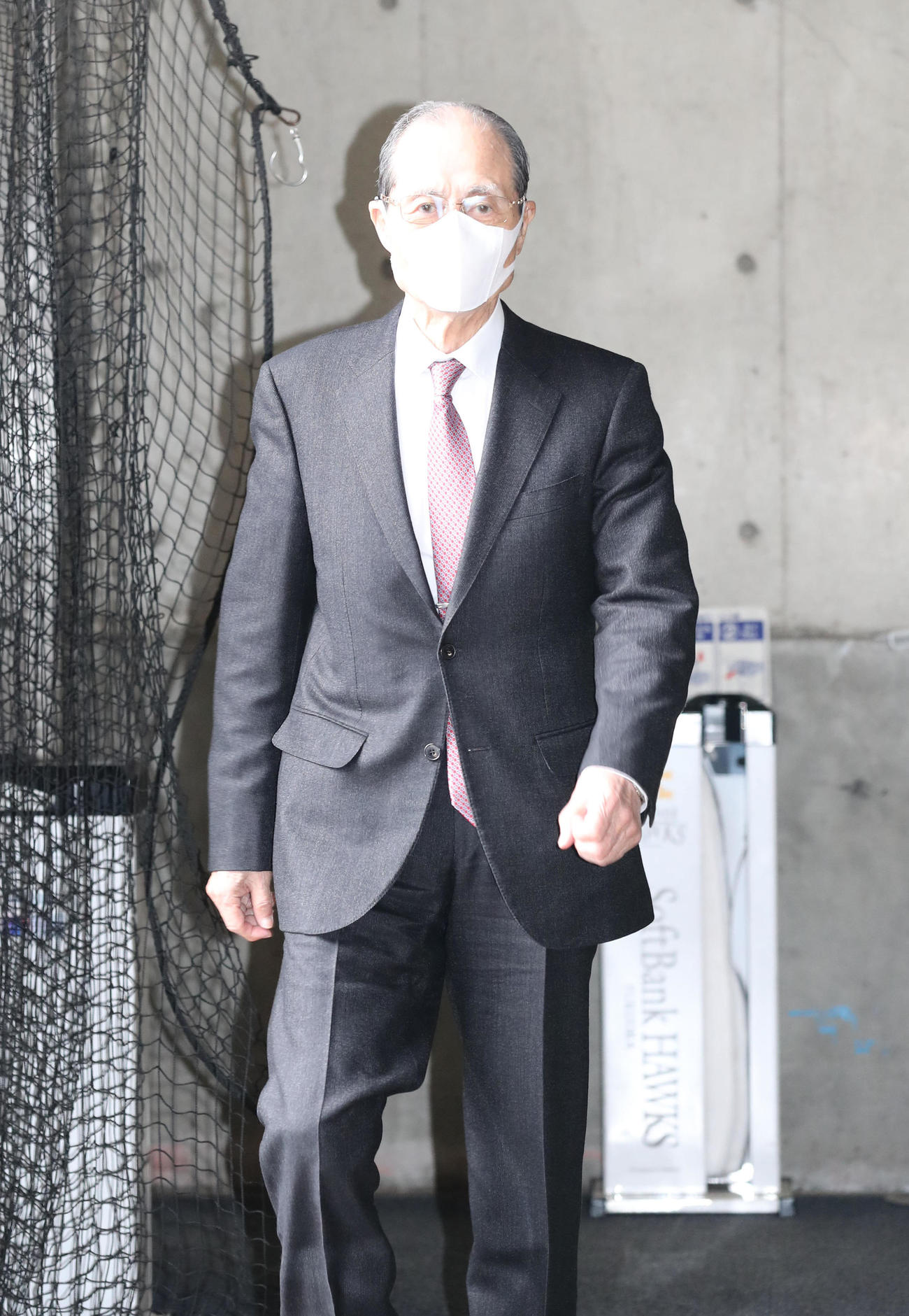 リモートでのインタビューを終え引きあげる王貞治球団会長（撮影・梅根麻紀）