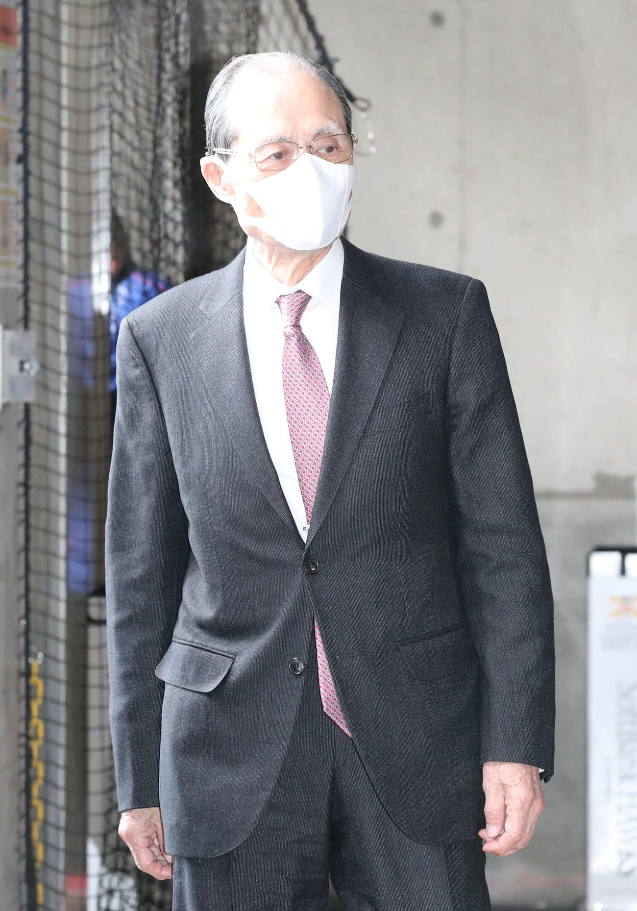 リモートでのインタビューを終え引きあげる王貞団会長（撮影・梅根麻紀）
