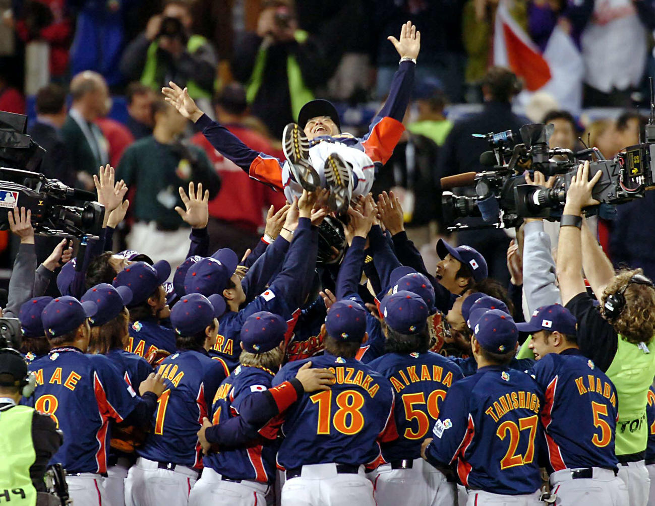 06年、第1回WBCで日本代表を初代王者に導き胴上げされるソフトバンク王球団会長兼特別チームアドバイザー