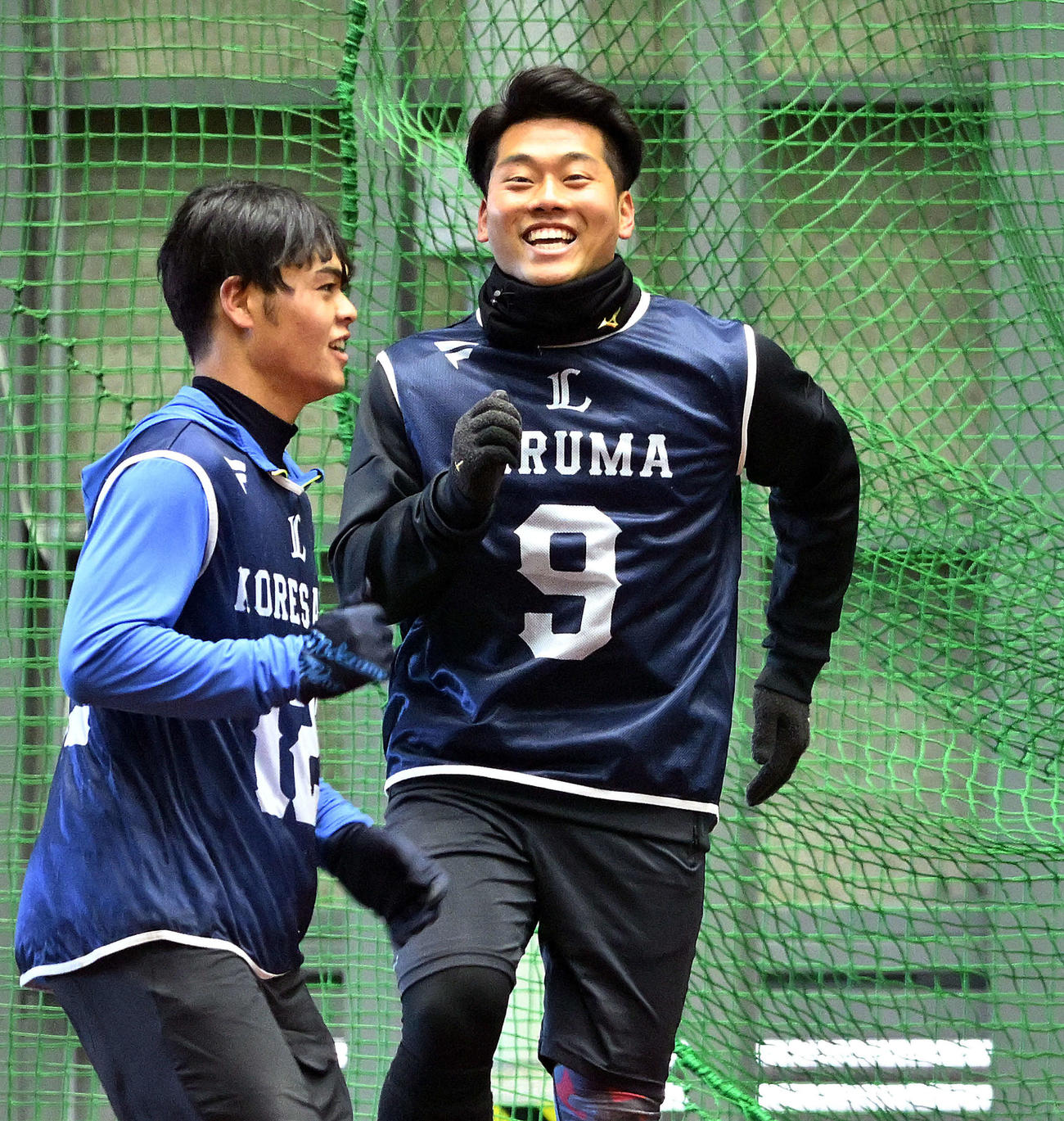 西武新人合同自主トレのスプリント講座で笑顔を見せるドラフト1位蛭間（右）と育成4位是沢（撮影・滝沢徹郎）