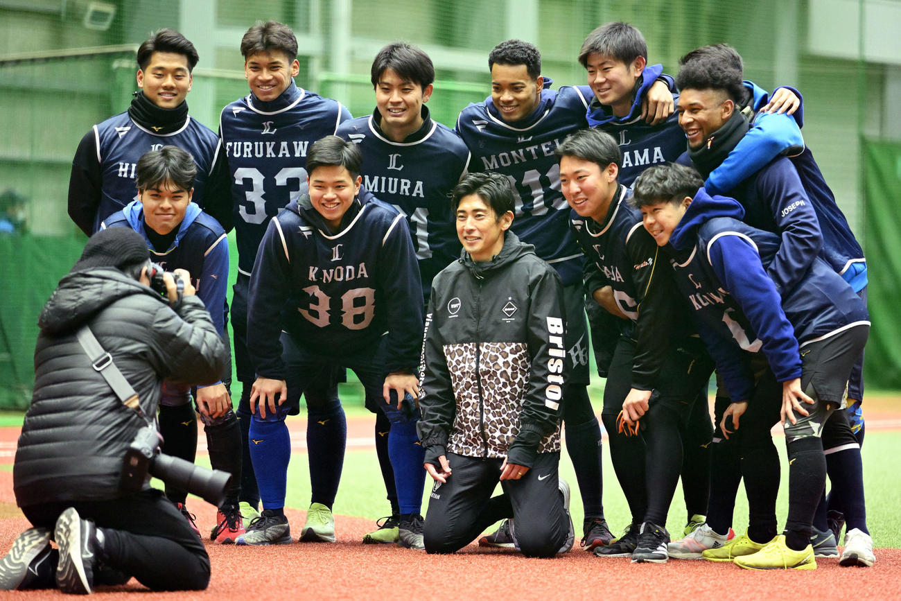 西武新人合同自主トレのスプリント講座を終え講師の秋元氏（前列中央）と記念撮影するドラフト1位蛭間（後列左）ら（撮影・滝沢徹郎）