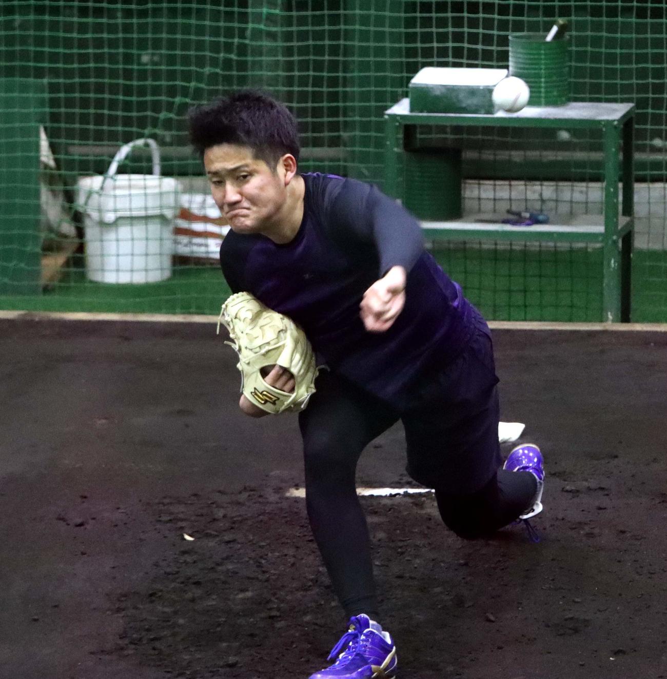 ブルペンで投球練習する日本ハム山本（撮影・永野高輔）