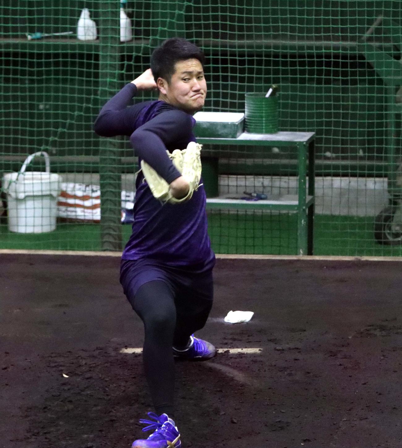 ブルペンで投球練習する日本ハム山本（撮影・永野高輔）