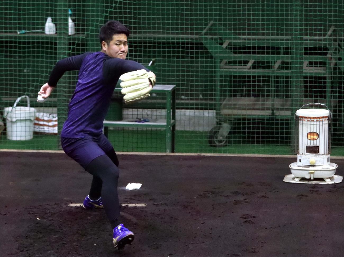 ブルペンで投球練習する日本ハム山本（撮影・永野高輔）