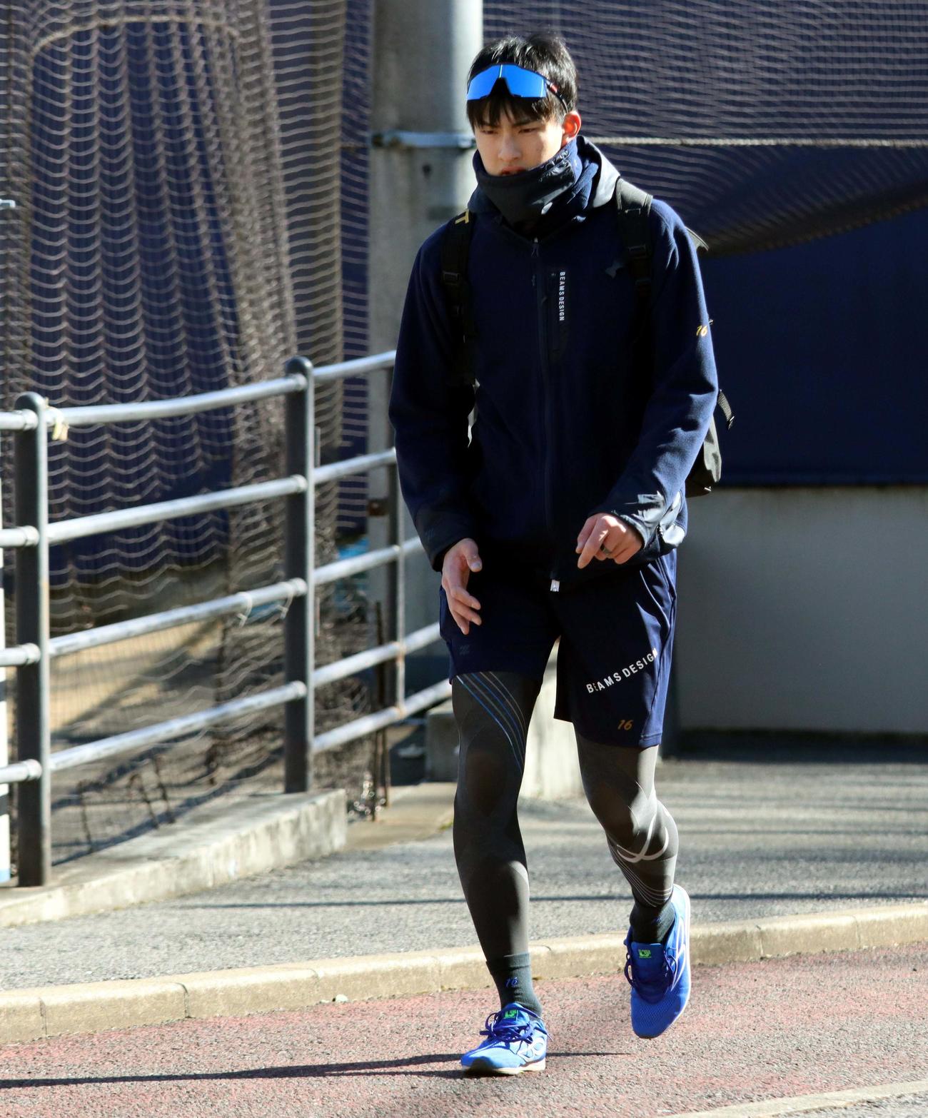 沈痛な表情で寮に引き揚げる日本ハム達（撮影・永野高輔）