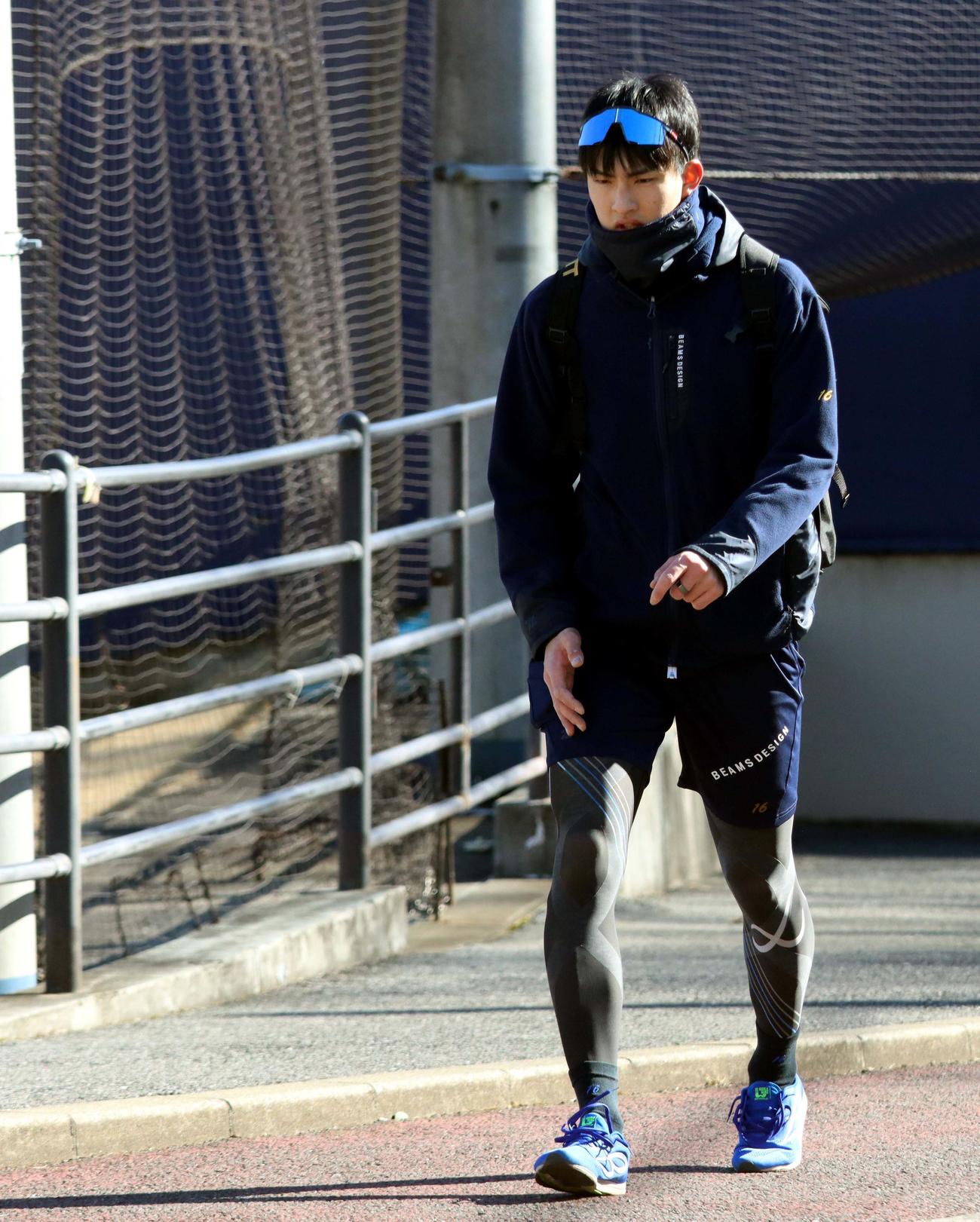 沈痛な表情で寮に引き揚げる日本ハム達（撮影・永野高輔）
