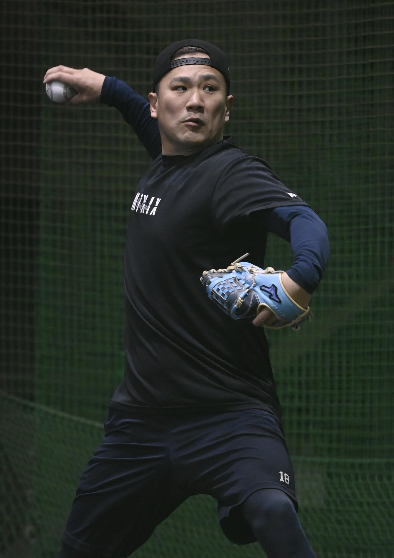 室内練習場のブルペンで投げ込む楽天田中将（代表撮影）
