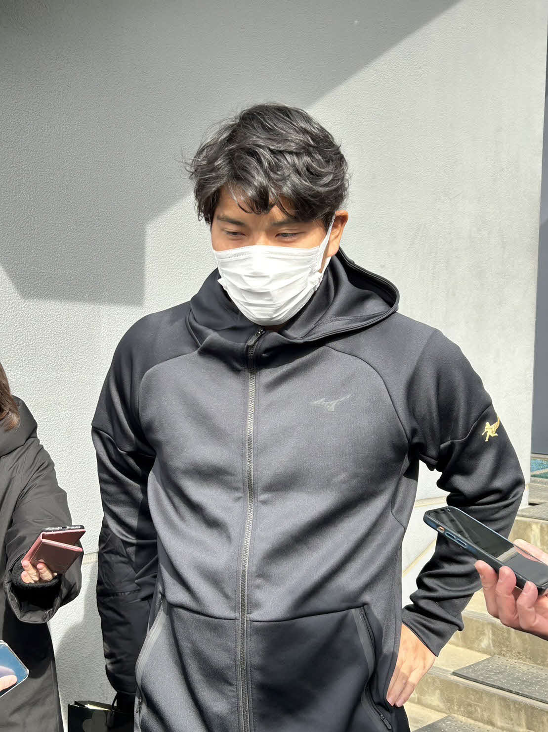 囲み取材に応じる巨人大城卓